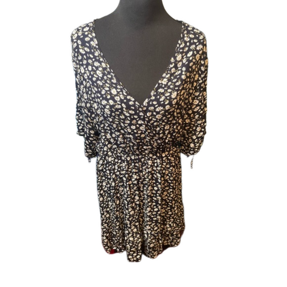 ePretty XL Black Dress with Daisy Print and Peek-A-Boo Sleeves - Preloved - Picture 2 of 5